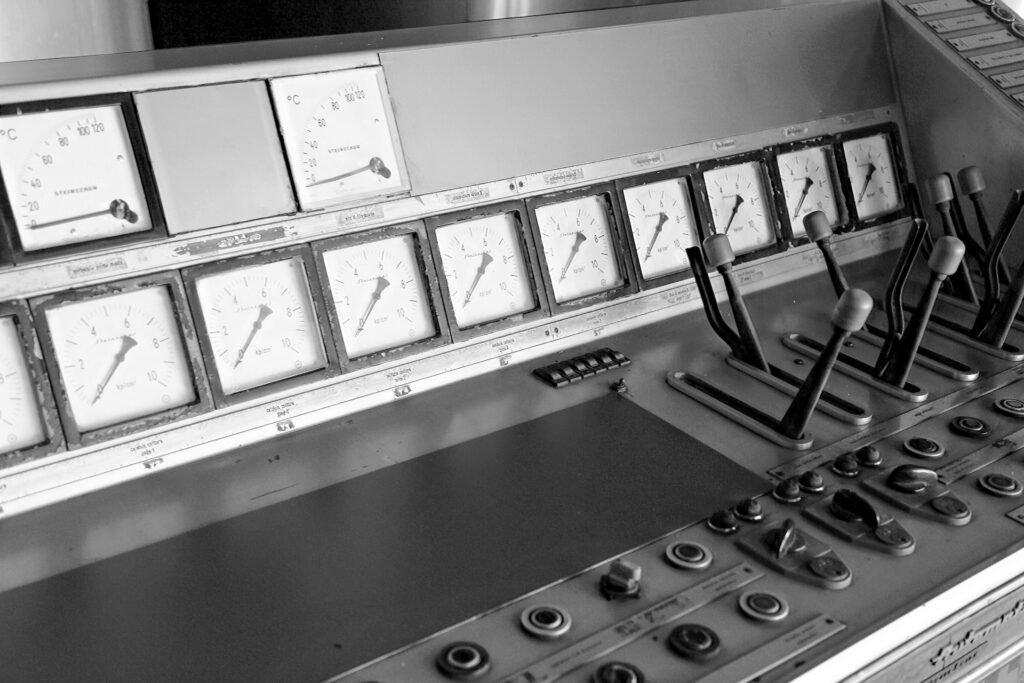 A control panel with levers. Understand how to make adjustments to your workouts.