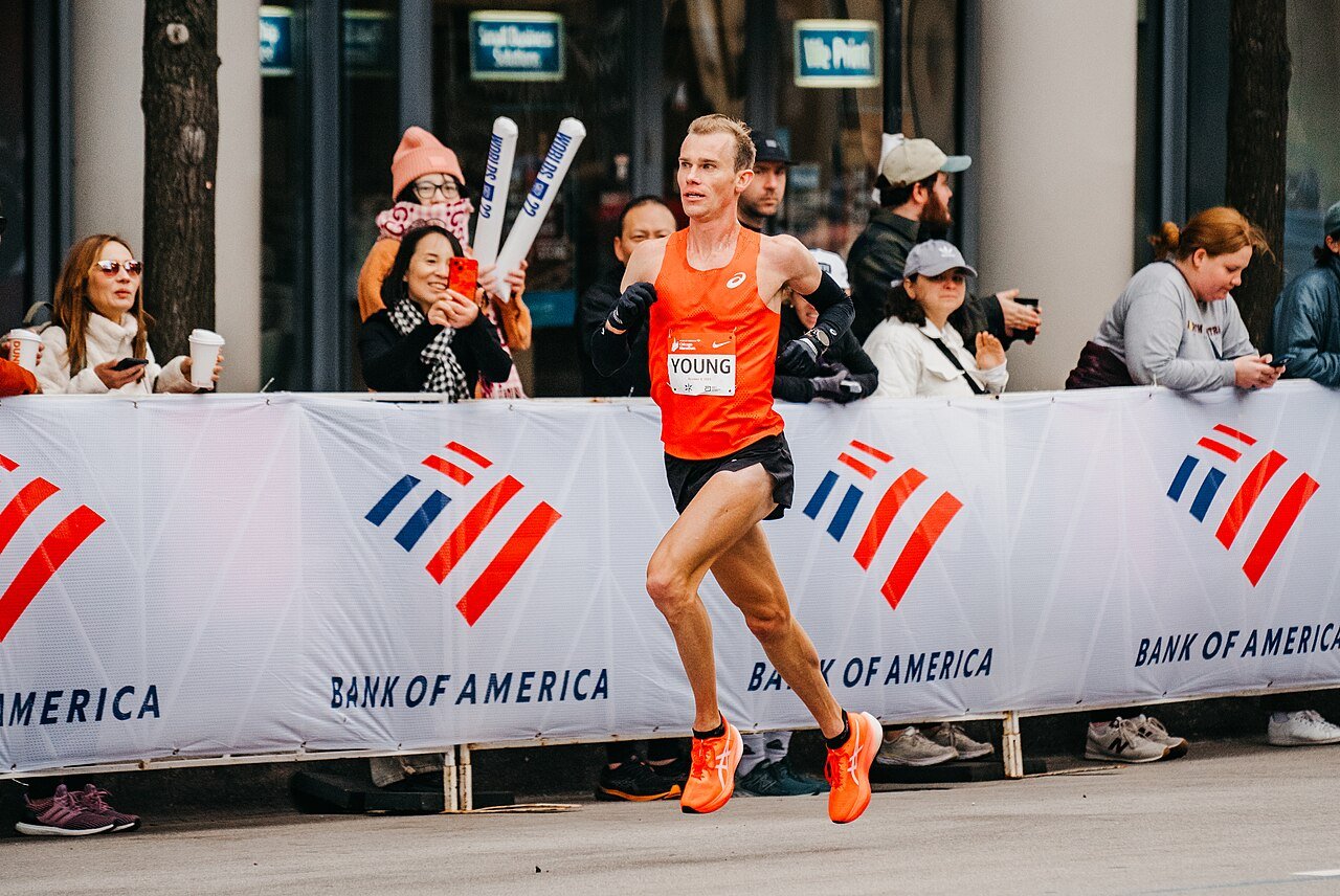 Clayton Young running the 2023 Chicago Marathon
